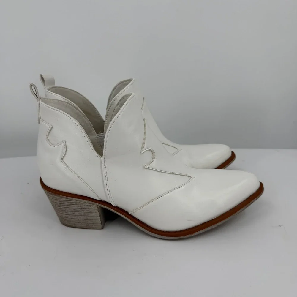Pierre Dumas Womens White Western V-Cut Pointed Toe Ankle Booties Size 9